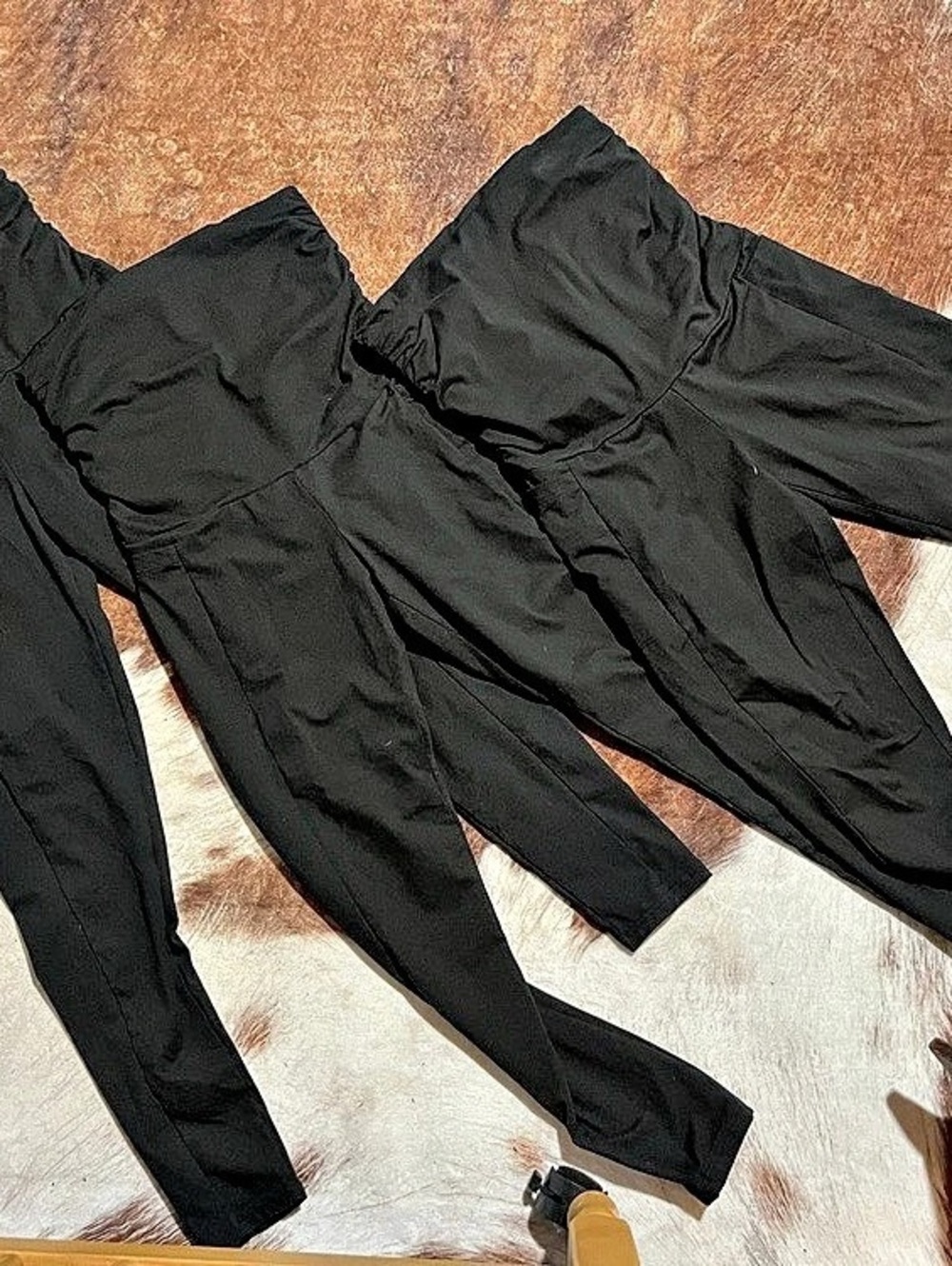 Maternity leggings 3-pack Black w/pockets. Soft and flattering during pregnancy
